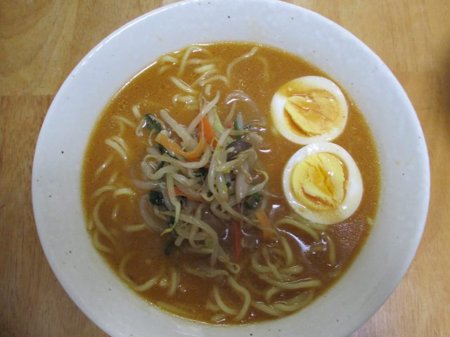 行列のできる店のラーメン こってり味噌
