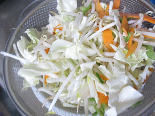 なべで水を沸騰させ、麺を入れ、火を止めて粉末スープを入れる