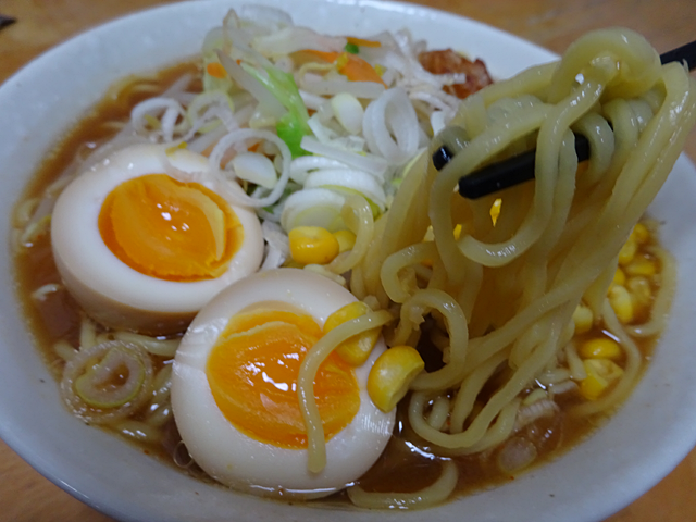 本生ラーメン味噌味（シマダヤ）は北海道きたほなみ由来の麺と3種類の味噌をブレンドしたさっぱり味のラーメン