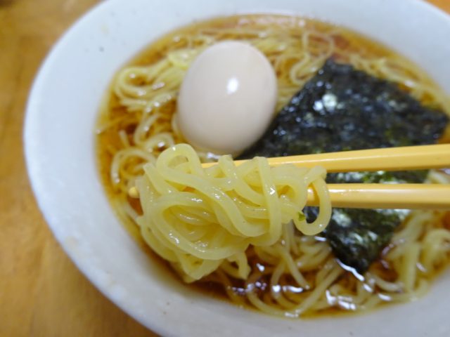 本生しょうゆ（シマダヤ）は北海道きたほなみの小麦粉使用のどごし滑らか中太麺とチキン豚ガラのコクがある醤油スープ