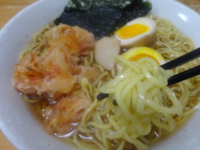 北海道ラーメン旭川醤油（藤原製麺）は北海道産小麦粉を使用した生麺を2日乾燥熟成し旭川定番の鶏ガラ味風味の醤油味