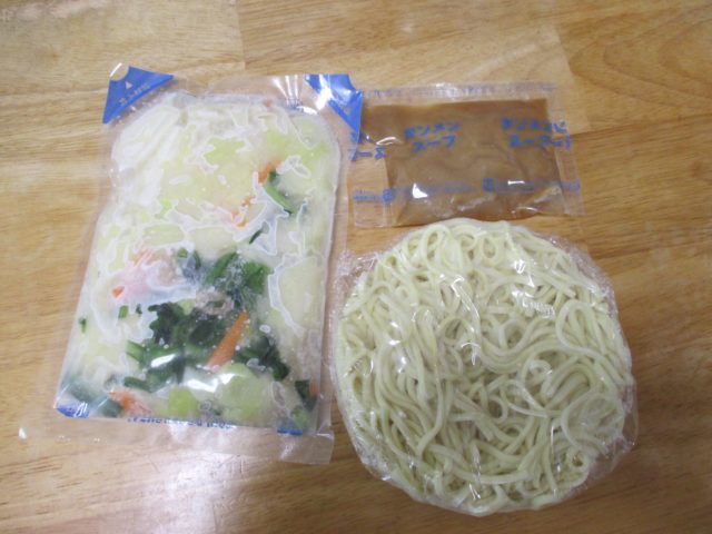 凍ったままの麺、スープ、具材