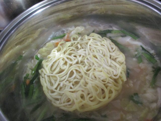 野菜を食べるタンメン