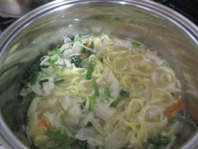 沸騰したスープに麺を入れてあたためます