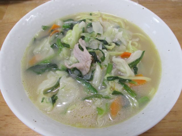 野菜を食べるタンメンのできあがり
