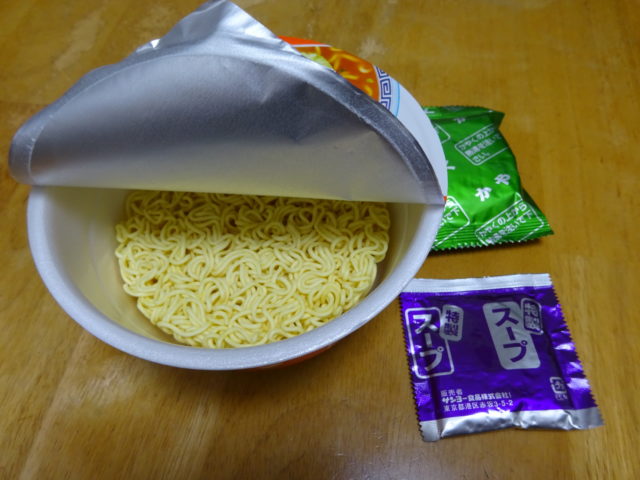 サッポロ一番みそラーメンどんぶりの中
