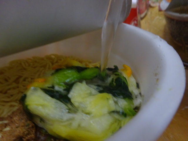 そこでお湯をかけ