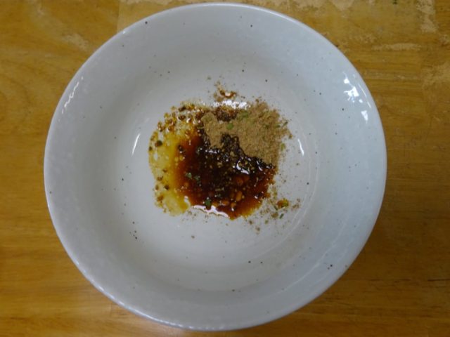 スープは丼の方に入れておき、麺が茹で上がったらそこにあける