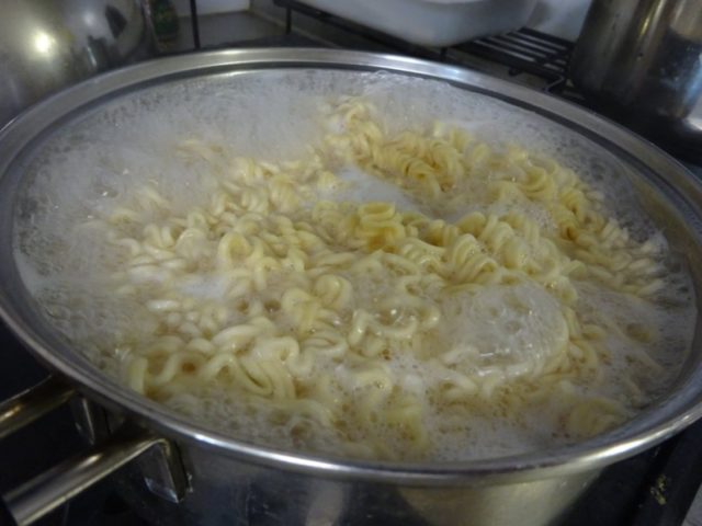 麺を茹でて、茹で汁をスープに使っています