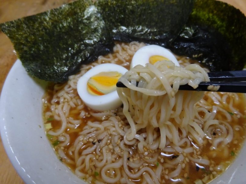 サッポロ一番ごま味しょうゆラーメン（サンヨー食品）は醤油ダレに香味野菜や香味料、チキンエキス、ごまなどを加えた味