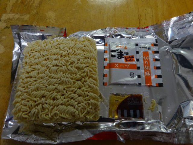 乾麺、調味油、切り胡麻、粉末スープ