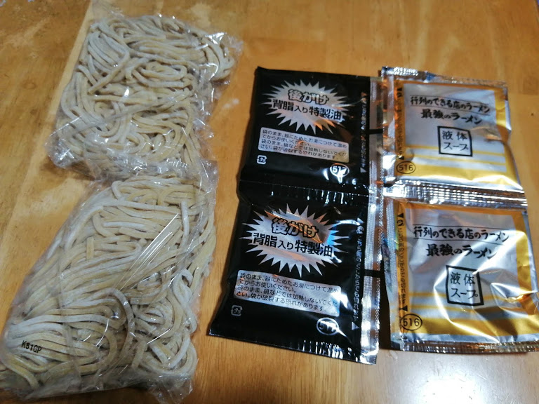 めん、液体スープ、後がけ背脂入り特製油