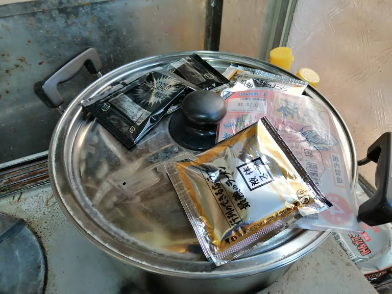 鍋のフタにのせてあたためます