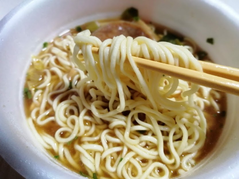 明星チャルメラどんぶり東京貝だし中華そば、東京ラーメンのさっぱり感や魚介的な風味とチャーシューで構成されるカップ麺