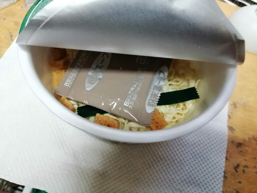 うどんと、粉末スープ、かやくとして5種の具材