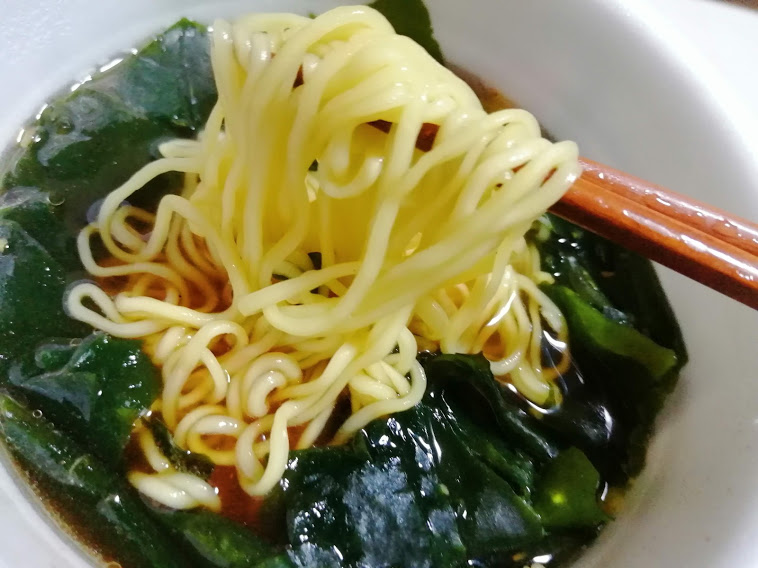 明星評判屋重ねだしわかめ醤油ラーメンはスープまで飲み干してしまうほど鶏・鰹・野菜のだしのうまみを重ねた減塩仕様