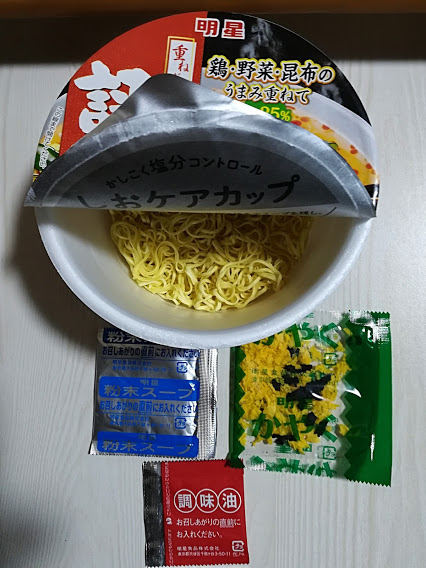 麺の他には粉末スープ、かやく、調味油