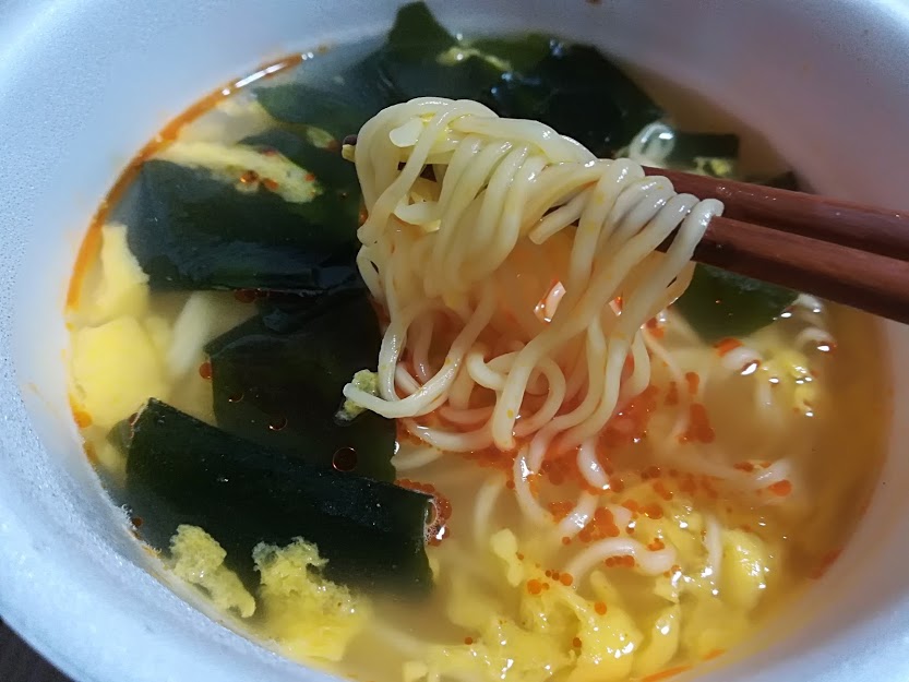 明星評判屋重ねだしかきたまピリ辛塩ラーメンは鶏・野菜・昆布の重ねただし、かきたま、ピリ辛とごま油の香り塩味のスープ