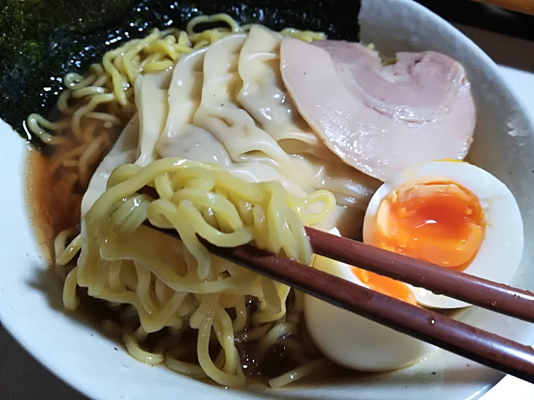 鴨ガラ醤油ワンタンチャーシュー麺は鴨ガラ醤油スープと北海道発札幌生ラーメンにワンタンとチャーシューを加えました