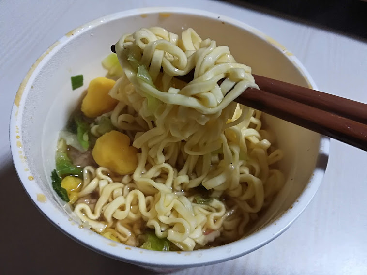 明星チャルメラカップしょうゆは香味野菜などの旨み、ブラックペッパーのきいた別添の秘伝のスパイスオイルが特徴の美味しさ