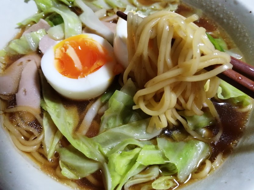 麺はノンフライ麺らしくつるつる