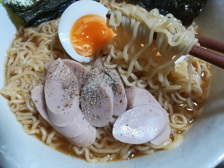 明星チャルメラしょうゆラーメン（5食パック）はホタテの旨みに香味野菜をあわせたしょうゆスープ秘伝のスパイス付き