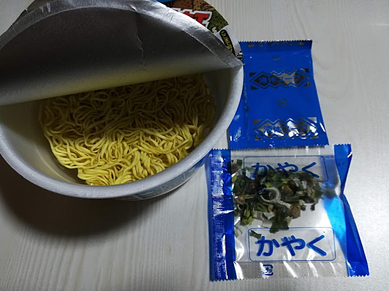 かやくと液体スープが添付