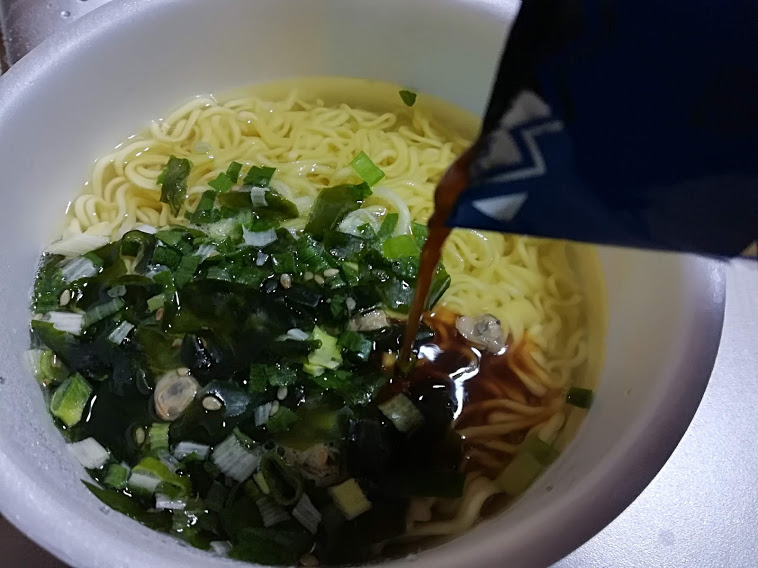 液体スープをかけて出来上がり