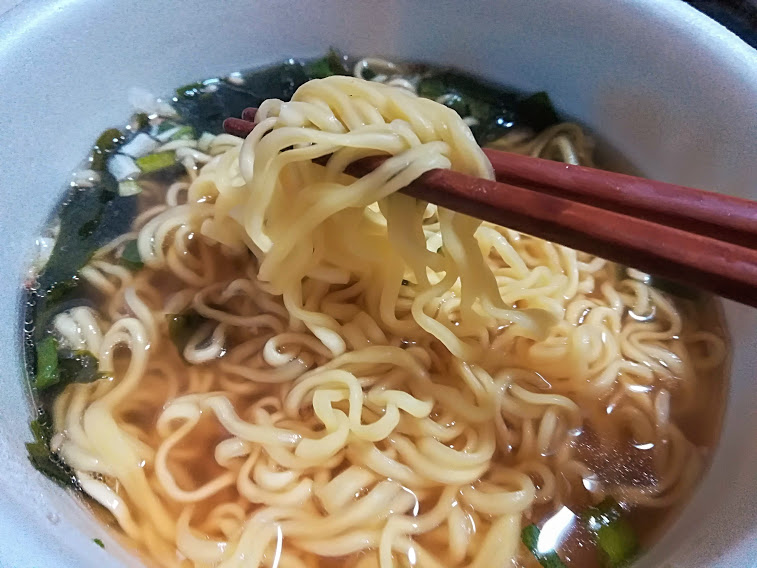 ホームラン軒しじみ出汁ラーメン（テーブルマーク）はあっさりとした醤油をベースに、しじみの香りとほろ苦さを感じるスープ