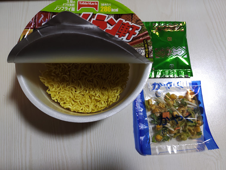 液体スープとかやくが別添