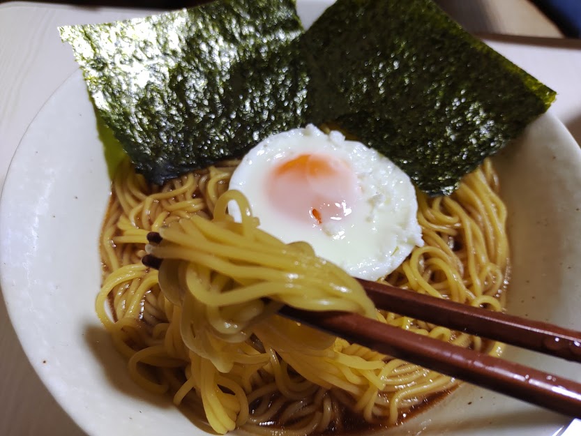 日清これ絶対うまいやつ！背脂醤油は、濃厚な醤油のコクで背脂のうまみが特長のスープがストレート麺によく絡むラーメン