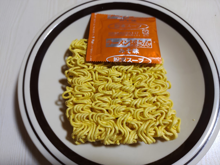 麺と粉末スープ