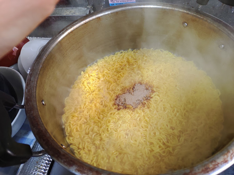 粉末スープを加えて混ぜ合わせます