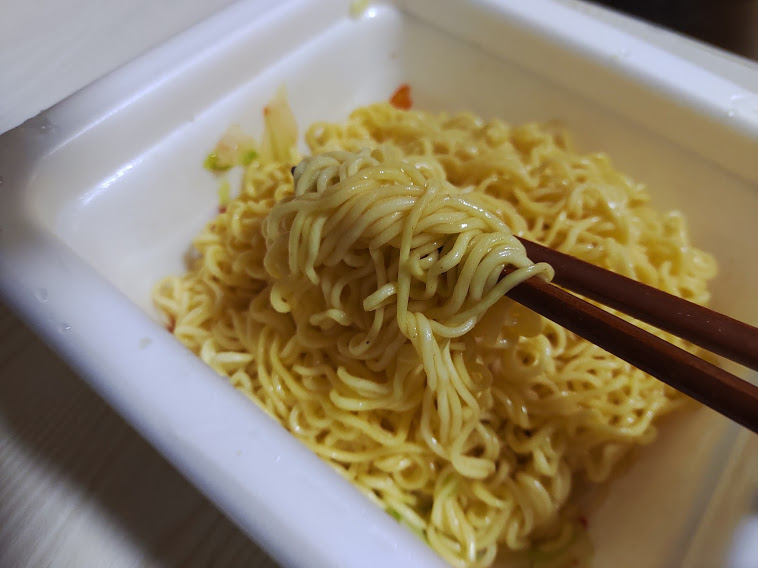 瀬戸内レモン農園レモスコ塩焼きそば(サンヨー食品)は広島の調味料レモスコを使用した酸味と辛みのきいた塩焼そばです