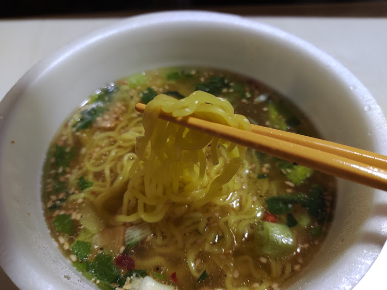 麺づくり鶏だし塩は、鶏だしの旨みに玉ねぎの甘みと昆布だしを合わせたまろやか塩味スープひきたつノンフライ細麺です