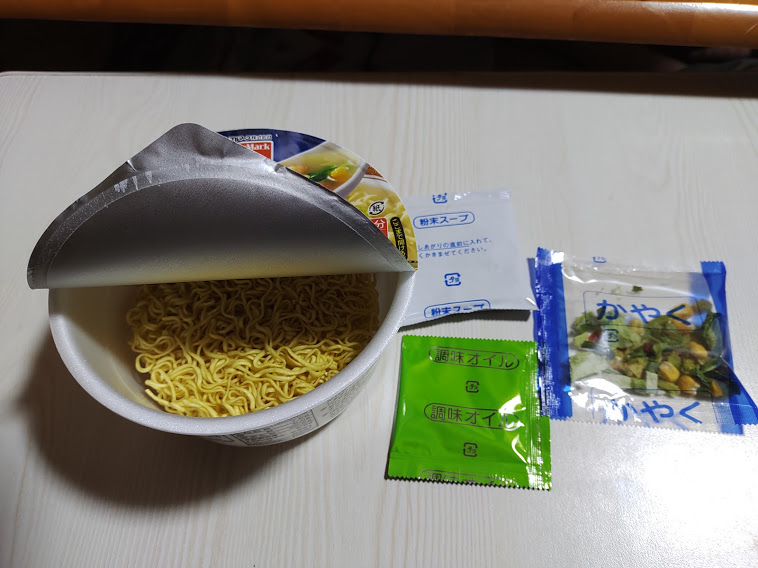 粉末スープ、調味オイル、かやく