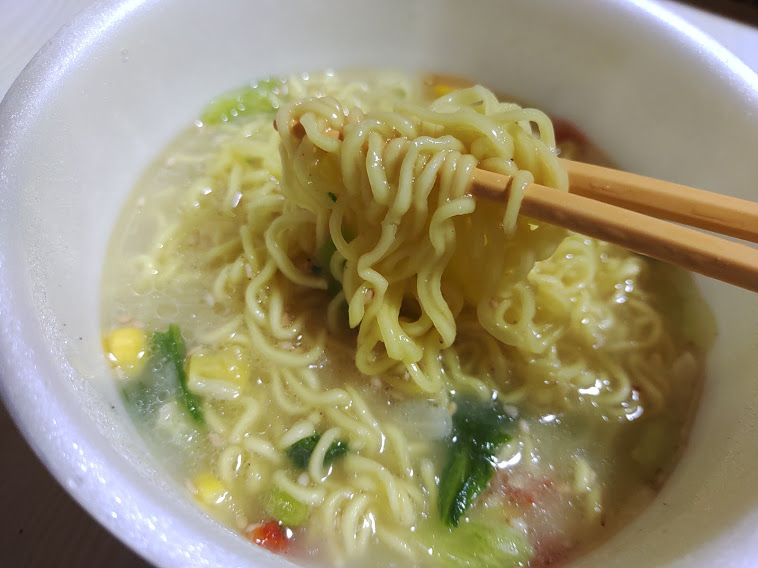 広東白湯麺（テーブルマーク）はノンフライ生麺に鶏と香味野菜の旨味を加えたまろやかで深い味わいとろみのある白湯スープ