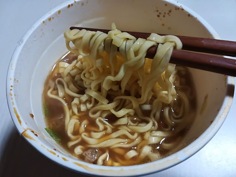 明星至極の一杯鶏コク醤油ラーメン（明星食品）は、特製鶏油を使用した『コクうまの雫』で鶏のうまみや風味が広がります