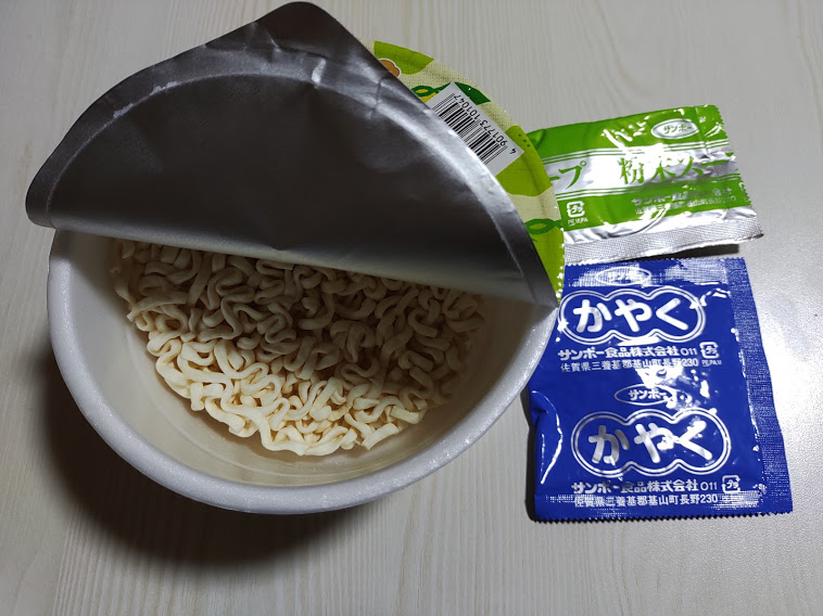 粉末スープとかやくが別添