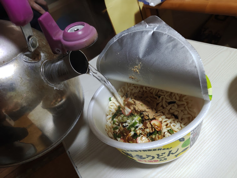 お湯を入れて5分待ちます