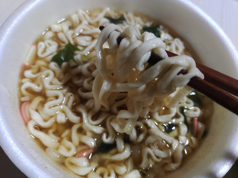 柚子胡椒仕立ての博多うどん（サンポー食品）は、博多名物の麺は細めで柔らかくツルツル食べやすいうどん。出汁も優しめです