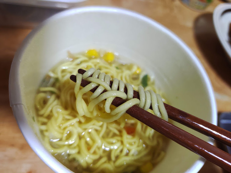 野原ひろし昼メシの流儀 クセになるもやしそば塩（エースコック）は、グルメ漫画『野原ひろし昼メシの流儀』のコラボ商品です