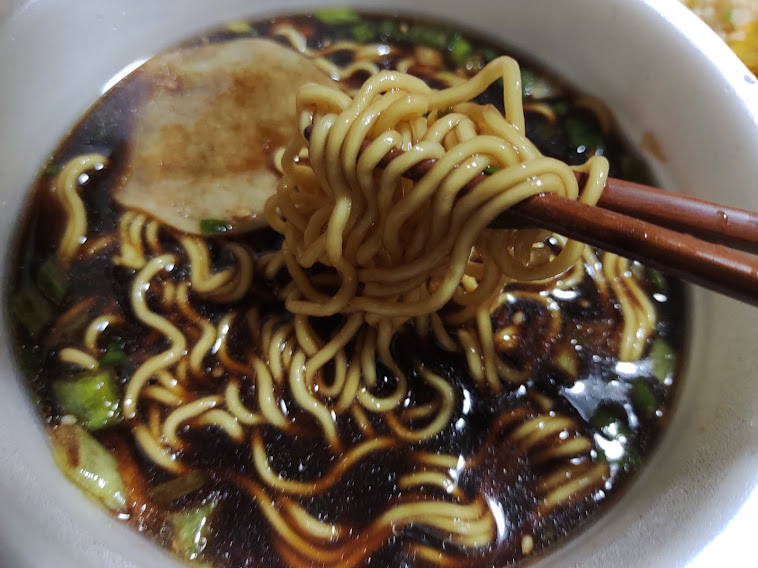 全国麺めぐり富山ブラックラーメン（寿がきや）は、真っ黒でスパイシーな醤油ラーメンスープともっちりした麺が際立つ一杯です