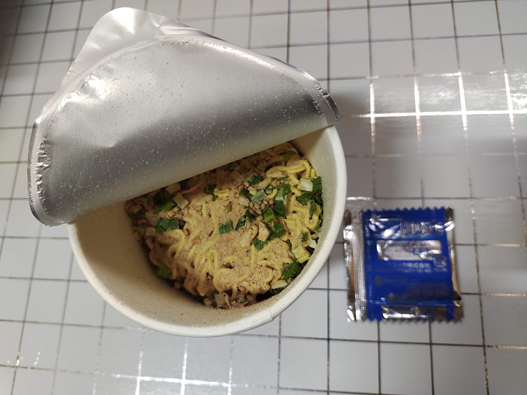 麺と具材、さらに調味スープの袋