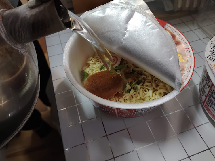 熱湯を入れて蓋