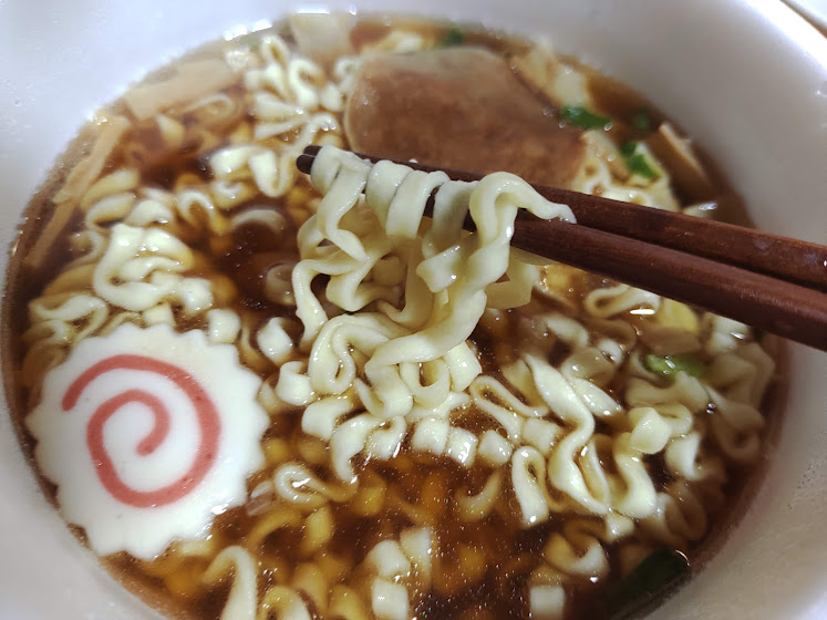 サッポロ一番旅麺会津・喜多方醤油ラーメン（サンヨー食品）は、会津・喜多方ラーメンの味を食卓で手軽に味わえるご当地カップ麺
