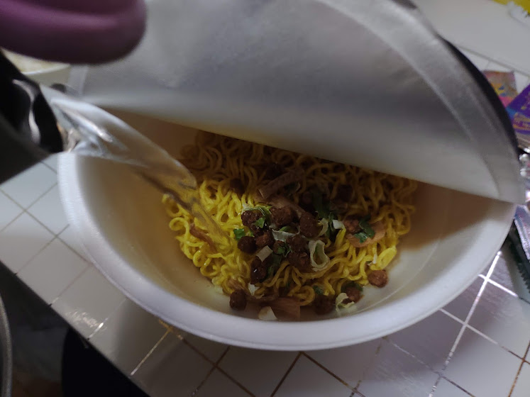 蓋を半分開けて、お湯を入れて5分