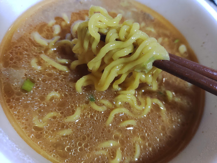 名店の味純連札幌濃厚みそ（サンヨー食品）は、札幌の人気ラーメン店「純連」の濃厚で奥深い味わいを再現したみそラーメンです