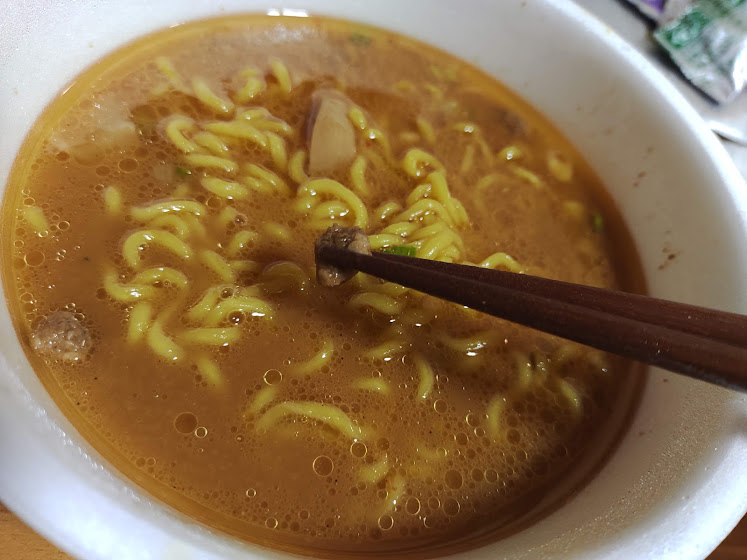 香味野菜、香辛料の風味が特徴的