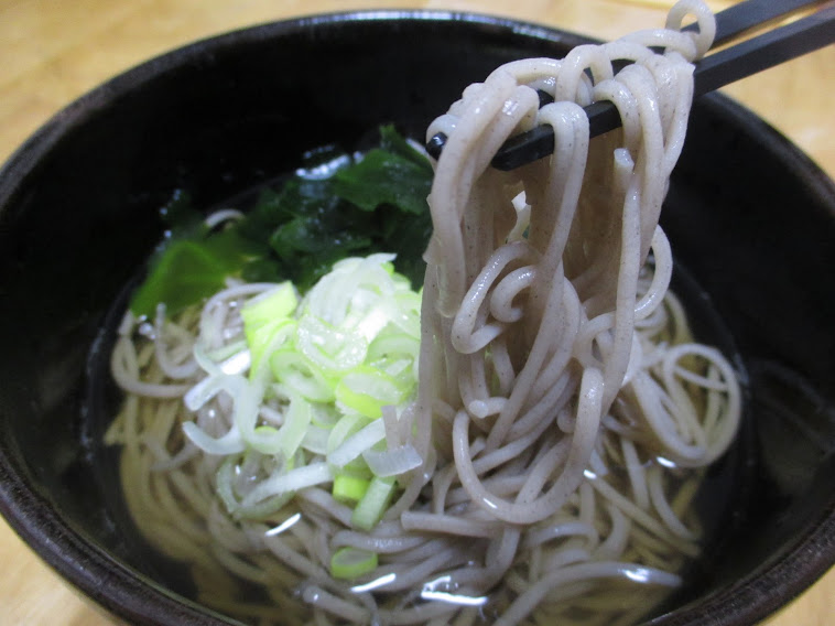 古式手延べそばとあごだしスープ（野村屋）で、五島列島のトビウオとカツオ・いりこ出汁を使ったわかめそばをいただきました